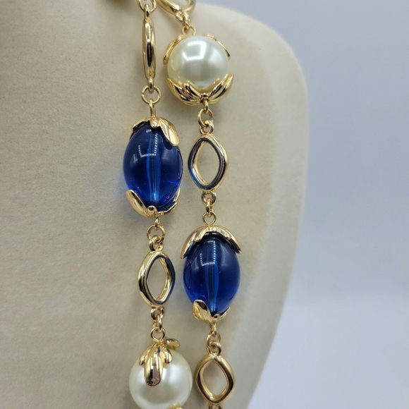 Elegant Goldtone and Blue Beaded Necklace / Finer Costume - Picture 4 of 4